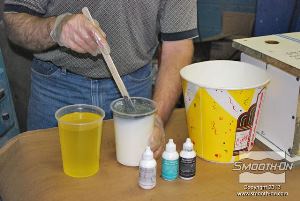 לחיצה להגדלת תמונה מערבבים את המקשה עם הפיגמנטים השונים.