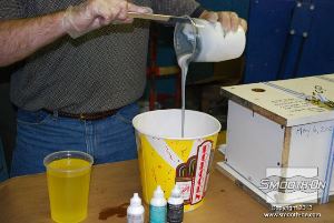 לחיצה להגדלת תמונה שופכים את המקשה של קצף הFlex Foam-iT! X אל מיכל הערבוב.