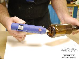 לחיצה להגדלת תמונה מדביקים את בקבוק הזכוכית ללוח מלאמין בעזרת דבק חם.