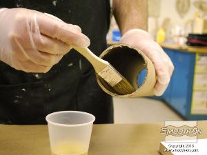 לחיצה להגדלת תמונה מורחים את חומר האטימה Superseal על החלק הפנימי של גליל הקרטון.