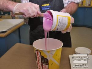 לחיצה להגדלת תמונה שופכים את ה סיליקון ליציקה המעורבב אל דלי ערבוב נקי. עושים ערבוב ומזיגה כפולה של החומר לפני שפיכתו אל גליל הקרטון.