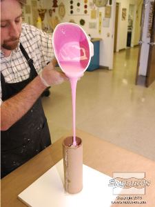 לחיצה להגדלת תמונה שופכים את החומר בזרם חלש אל גליל הקרטון, על הבקבוק, עד לגובה של כ1.5 ס