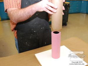 לחיצה להגדלת תמונה לאחר שעה נוספת, השעווה מתקררת לגמרי ואפשר להסיר את גליל הקרטון מתבנית הסיליקון.