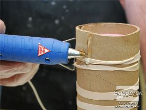 לחיצה להגדלת תמונה אוטמים בעזרת דבק חם את חלקו העליון של הגליל כדי לסתום את החתך ולמנוע מחומר לזרום החוצה.