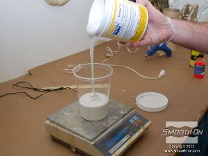 לחיצה להגדלת תמונה מודדים את המרכיבים של סיליקון רך ליציקה Mold Max 10.