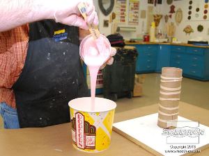 לחיצה להגדלת תמונה שופכים את הסיליקון המעורבב אל דלי ערבוב נקי.