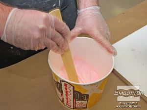 לחיצה להגדלת תמונה מערבבים את ה סיליקון ליציקה Mold Max 10 שוב, בעזרת מקל ערבוב חדש.