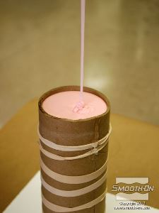 לחיצה להגדלת תמונה שופכים את החומר עד לקצה גליל הקרטון, על שכבת הסיליקון הקודמת.