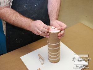 לחיצה להגדלת תמונה מניחים לגומי סיליקון Mold Max 10 להתמצק במשך הלילה.