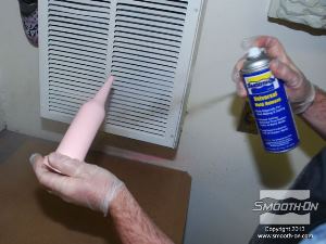 לחיצה להגדלת תמונה לפני יציקת ה פוליאורתן שביר SMASH! אל התבנית, מרססים חומר הפרדה Universal Mold Release על ליבת הגומי Mold Max 10. חומר ההפרדה הזה יתן ליציקת הSMASH! גימור מבריק.