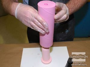 לחיצה להגדלת תמונה ממקמים את תבנית הMold Max 30 החיצונית על ליבת הסיליקון Mold Max 10.