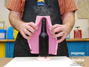 לחיצה להגדלת תמונה לאחר כ90 דקות של התמצקות בטמפרטורת החדר חולצים את בקבוק הפוליאוריתן SMASH דמוי הזכוכית.