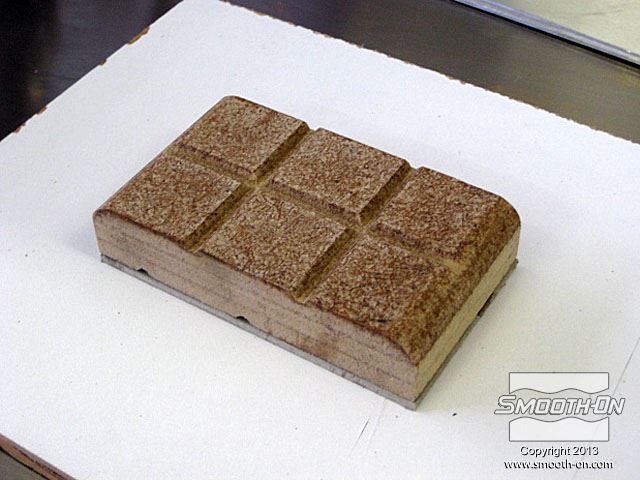 המודל המקורי במקרה זה עשוי מעץ מגולף מצופה בספריי אקריליק שקוף.