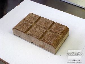 לחיצה להגדלת תמונה המודל המקורי במקרה זה עשוי מעץ מגולף מצופה בספריי אקריליק שקוף.