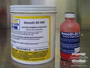 לחיצה להגדלת תמונה יחס הערבוב של סיליקון ליציקה Smooth-Sil 940 הוא 100A:10B לפי משקל.
