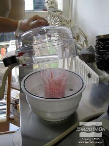 לחיצה להגדלת תמונה מכניסים את הסיליקון בטוח לשימוש עם מזון Smooth-Sil 940 לתא ואקום.