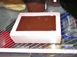 לחיצה להגדלת תמונה שמים את התבנית במקרר עד שהשוקולד מתמצק ומתקרר.