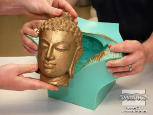 לחיצה להגדלת תמונה מוציאים את יציקת הפוליאוריתן מתבנית הMold Star® 15. אבקת המתכת Cast Magic® Bronzonker עוברת ליציקה ומעניקה לא אפקט מתכתי.