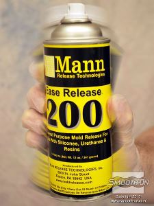 לחיצה להגדלת תמונה כדי להבטיח חליצה קלה של היציקה מהתבנית משתמשים בחומר הפרדה לתבנית סיליקון  Ease Release® 200 . שימוש בחומר הפרדה גם מעלה את אורך החיים של תבנית הסיליקון.