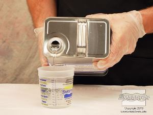 לחיצה להגדלת תמונה שכבת המילוי: מודדים כמויות שוות של הבסיס והמקשה של הSmooth-Cast® 325, לפי נפח.