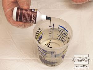 לחיצה להגדלת תמונה מוסיפים מספר טיפות של הצבען לחלק B ומערבבים.