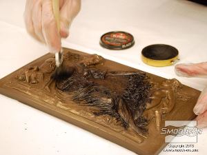 לחיצה להגדלת תמונה צובעים בעזרת משחת נעליים אזורים להם נירצה לתת אפקט של עומק.