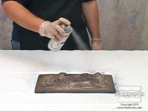 לחיצה להגדלת תמונה מרססים על היציקה שתי שכבות של ספריי אקריליק חצי מבריק.