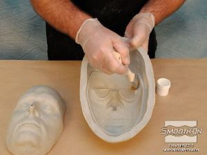 לחיצה להגדלת תמונה מורחים על התבנית הנקבה וקס משחתי לאטימה Sonite Wax.