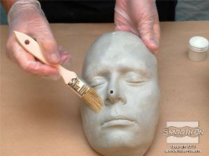 לחיצה להגדלת תמונה מורחים חומר אטימה Sonite Wax גם על חצי התבנית החיובי.