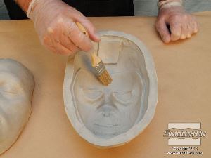 לחיצה להגדלת תמונה בעזרת מברשת, מורחים חומר הפרדה Ease Release 200 בתוך הפרטים העמוקים של חצי התבנית השלילית.