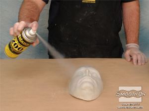 לחיצה להגדלת תמונה מרססים שכבה דקה של חומר הפרדה Ease Release 200 גם על חצי התבנית החיובי.