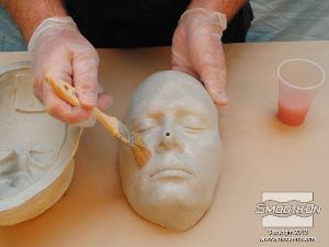 לחיצה להגדלת תמונה מורחים בעזרת מברשת שכבה של Dragon Skin® FX-Pro על חצי התבנית החיובי.