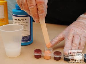 לחיצה להגדלת תמונה לוקחים כמות קטנה של פיגמנט לסיליקון בצבע עור Silc Pig® Fleshtone.