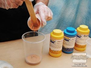 לחיצה להגדלת תמונה שופכים את כל החומרים למיכל ערבוב נקי.