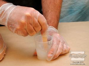 לחיצה להגדלת תמונה מערבבים את מרכיבי הPsycho Paint® עם הטולואן.