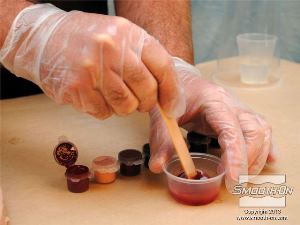 לחיצה להגדלת תמונה מוסיפים כמות קטנה של פיגמנט Silc Pig בצבע דם למנה של צבע Psycho Paint® נקי.