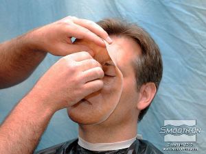 לחיצה להגדלת תמונה כאשר הSkin Tite מקבל מרקם דביק (Tacky) מניחים את מסיכת הסיליקון במקומה על פני המודל.