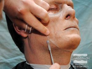 לחיצה להגדלת תמונה מורחים עוד מעט דבק Skin Tite כדי להדביק ולהסוות את קצוות המסיכה.