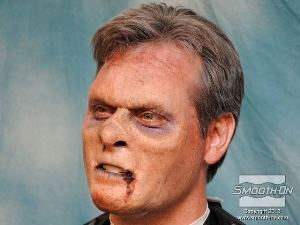 לחיצה להגדלת תמונה סיליקון Dragon Skin® FX-Pro הוא מאוד רך וגמיש ומתעוות בהתאם להבעות הפנים השונות של השחקן.