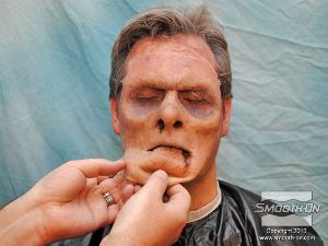 לחיצה להגדלת תמונה כדי להסיר את המסיכה יש למשוך אותה בעדינות מעל גבי העור.