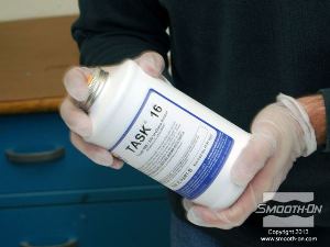 לחיצה להגדלת תמונה מערבבים את המקשה (חלק B) לפני השימוש.