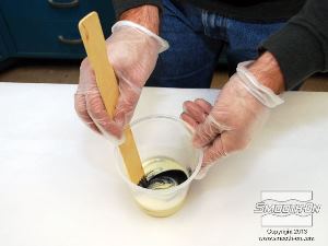 לחיצה להגדלת תמונה מערבבים את הפיגמנט לפוליאוריטן So-Strong עם חלק B ביסודיות.