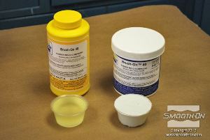 לחיצה להגדלת תמונה מודדים את חלקי ה גומי פוליאוריתן למריחה Brush-On 40 ביחס ערבוב 1:1 לפי נפח.