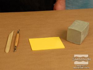 לחיצה להגדלת תמונה את מודל הצלקת המקורי מפסלים במקרה זה מחימר נטול גופרית NSP/LBT, על בסיס מפלסטיק.