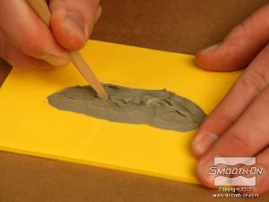 לחיצה להגדלת תמונה יוצרים את פרטי המודל בעזרת כלי עץ.