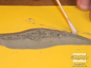 לחיצה להגדלת תמונה מחליקים את דפנות הצלקת בעזרת אטב אוזניים רטוב.