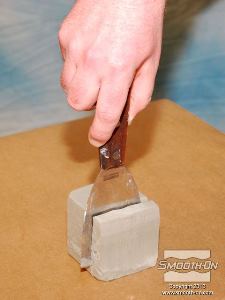 לחיצה להגדלת תמונה חותכים את החימר לחתיכות דקות בעזרת סכין מתכת.