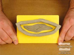 לחיצה להגדלת תמונה מסגרת החימר יוצרת מעטפת אטומה למים מסביב למודל הצלקת.