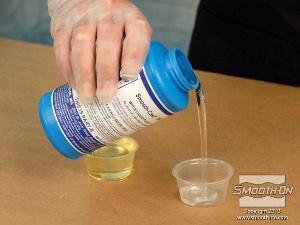 לחיצה להגדלת תמונה שופכים לכוס אחרת כמות שווה של מקשה הפוליאורתן Smooth Cast® 300.