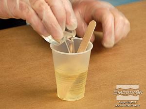 לחיצה להגדלת תמונה מוסיפים למיכל הערבוב גם את הבסיס.